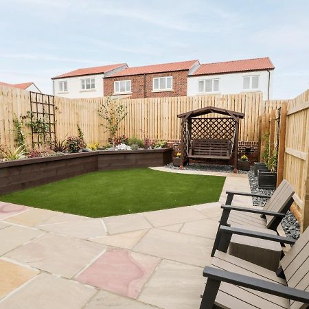 Misty Moon Villa Whitby Exterior photo